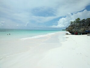 Chaises longues, serviettes de plage