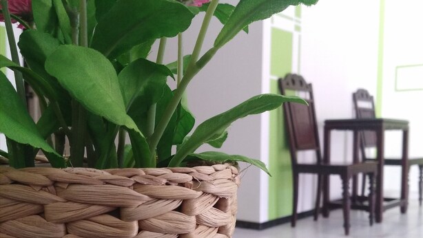 A woven basket with pink flowers on a reflective surface. - StayWonderful01 Kota Laksamana (Malacca City)