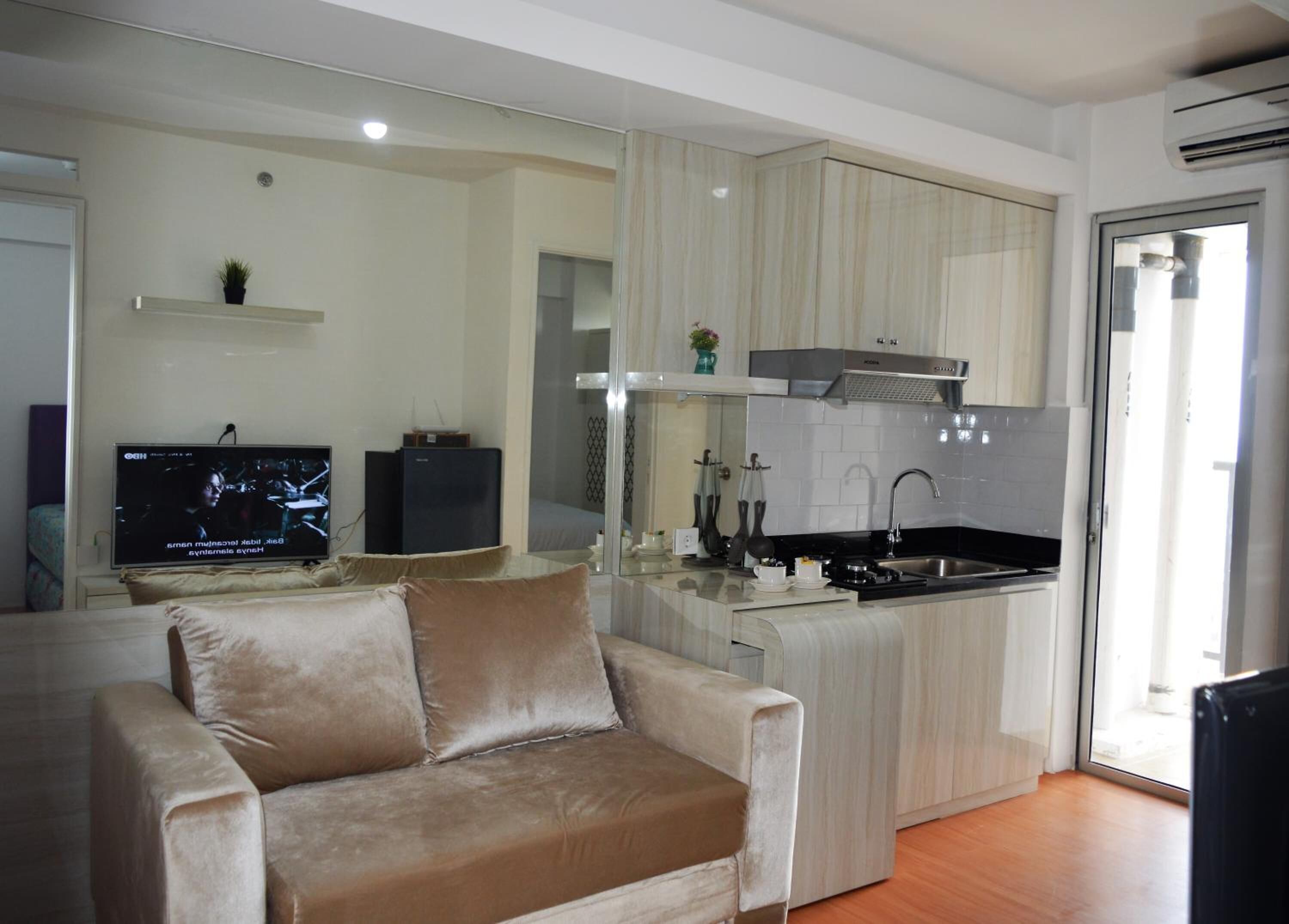 55-cm flat-screen TV with cable channels, TV