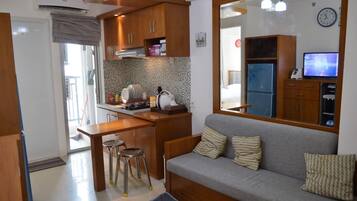 Apartemen Klasik, 2 kamar tidur | Area keluarga | Televisi layar datar 55-cm dengan saluran TV kabel dan TV