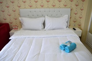 In-room safe, desk, free WiFi, bed sheets - Roomku at Bassura City Apartment (Jakarta)