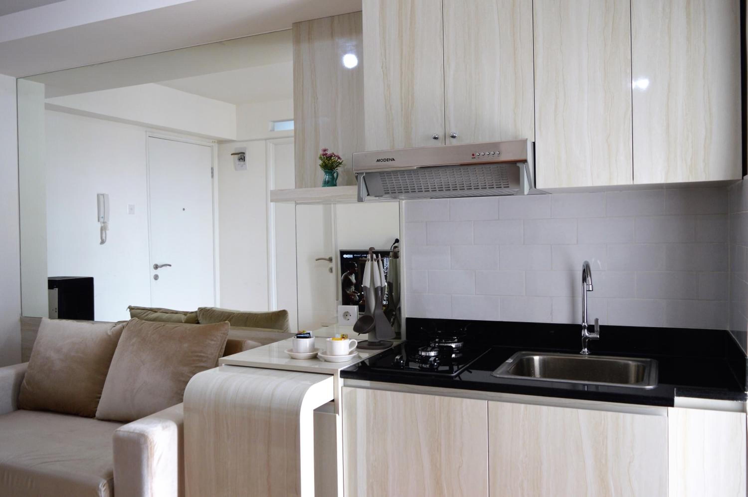 電冰箱、爐台、電熱水壺、鍋具/餐盤/廚房用品