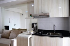 電冰箱、爐台、電熱水壺、鍋具/餐盤/廚房用品