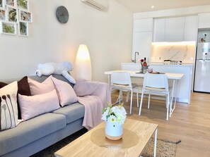 Departamento, 2 habitaciones | Área de sala de estar | Smart TV 