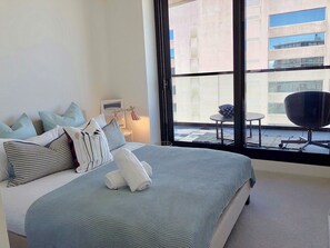 Apartamento, 2 habitaciones | 2 dormitorios, sistema de insonorización, tabla de planchar con plancha