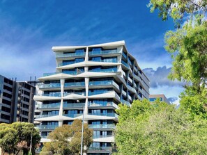 Exterior - Deluxe and Brand New Lakeside Apartment (Melbourne)