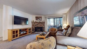 Een open haard en een dvd-speler