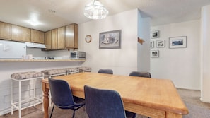 Dining - Mountain Rustic & Spacious, Quiet Location, Balcony. Great Complex Amenities (Mammoth Lakes)