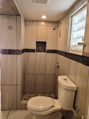 Bruser, hårtørrer, håndklæder, Sæbe