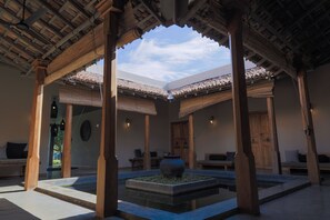 Villa familiar, varias camas, no fumadores | Zona de estar | Televisión LED de 14 pulgadas con canales por satélite, una televisión