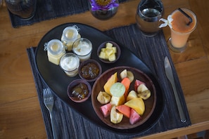 Free daily on-the-go breakfast - Wirdana Resort & Spa (Boossa)