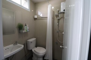 ฝักบัว, ของใช้ในห้องน้ำฟรี, ผ้าเช็ดตัว