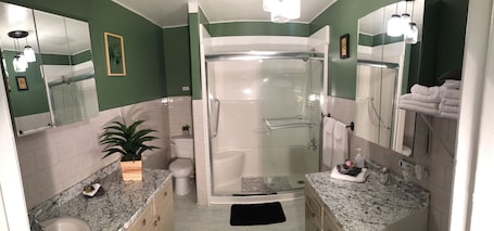 Shower, hair dryer, bathrobes, towels. Niagara Falls entire bungalow is minutes away from all the adventure and fun