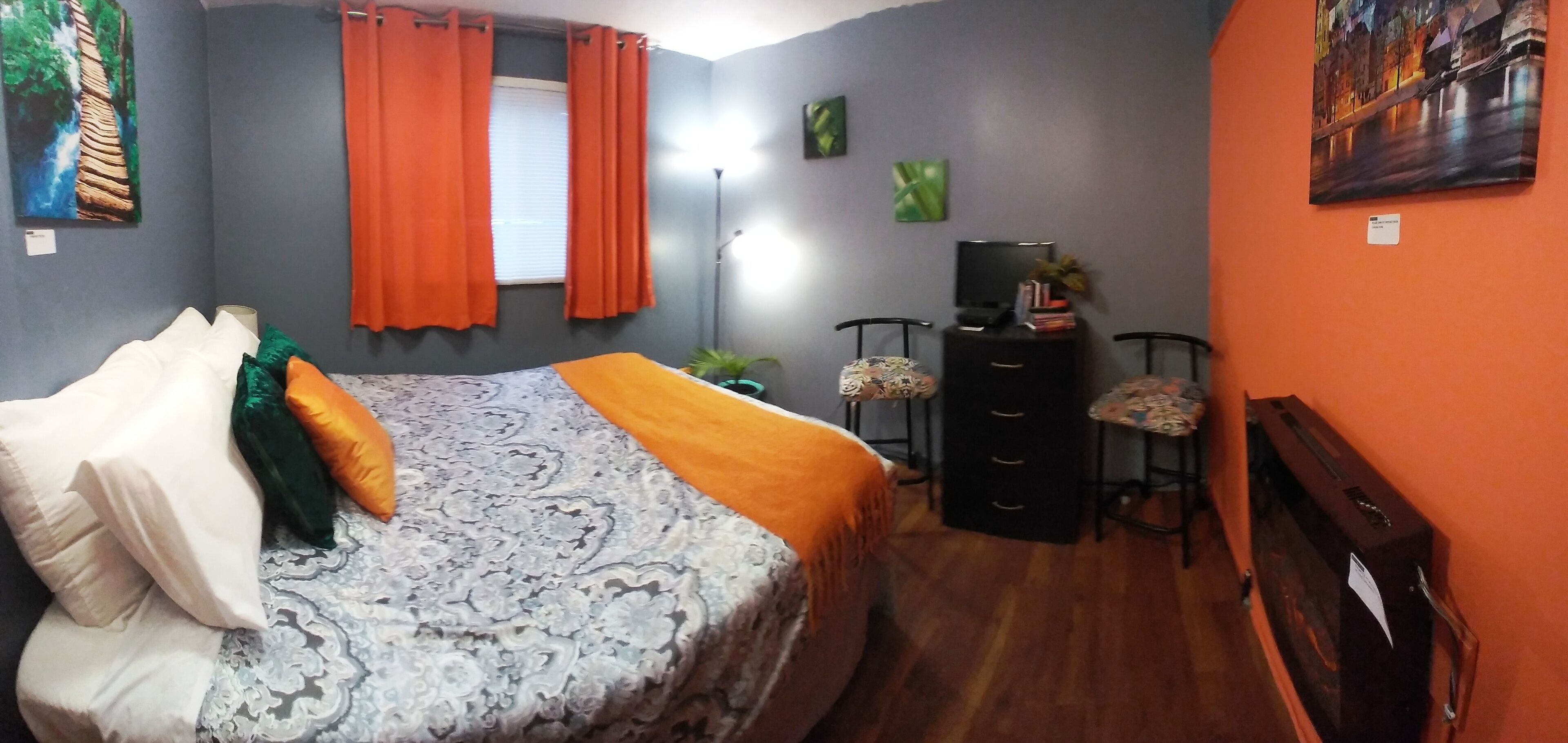 Quarto com uma cama, cômoda, escrivaninha e uma cadeira.