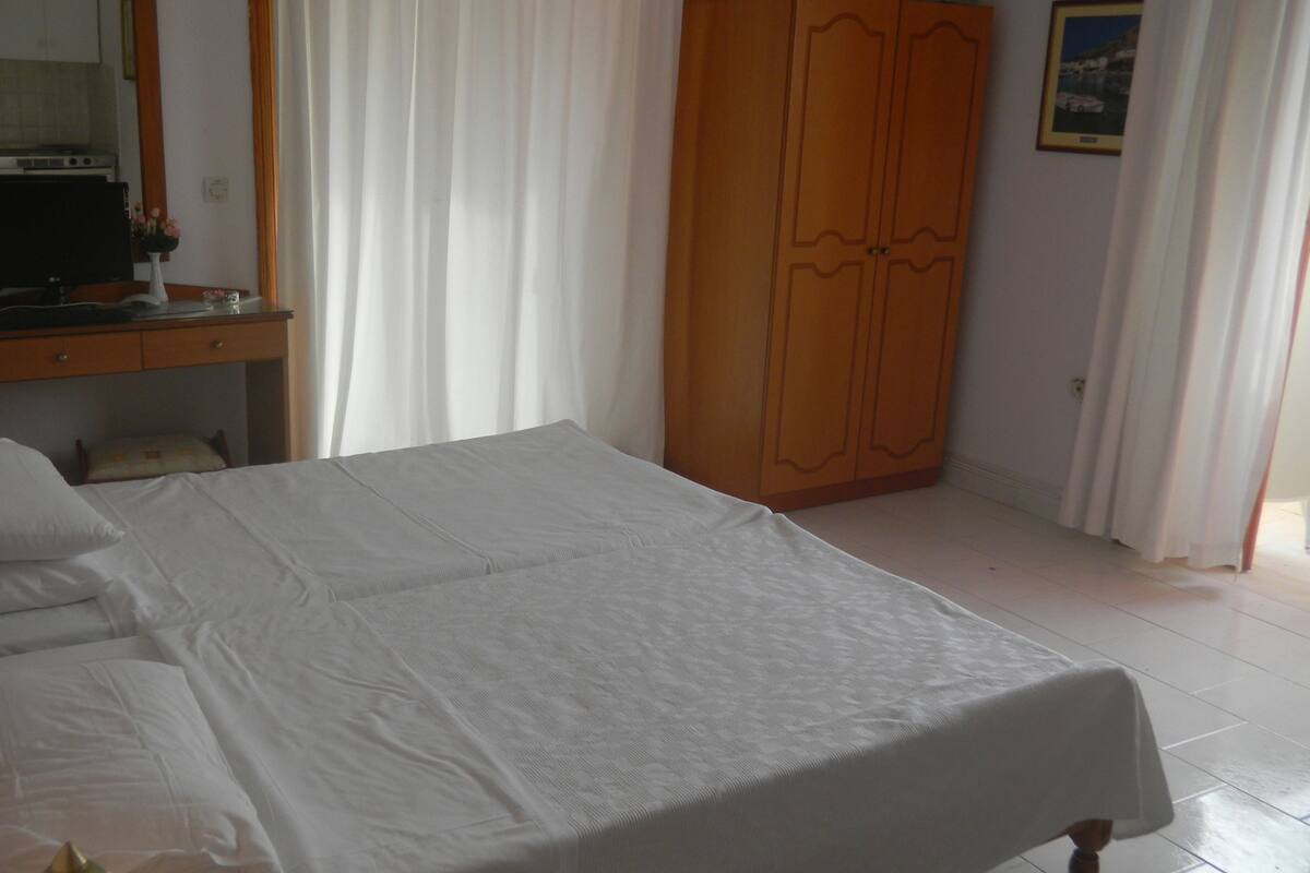 Studio, uitzicht op tuin | Een kluis op de kamer, verduisterende gordijnen, gratis wifi, beddengoed