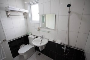 Chuveiro, produtos de toalete grátis, secador de cabelo, chinelos