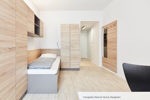 Basic enkelrum - tillgänglighetsanpassat | Mörkläggningsgardiner, gratis wi-fi, sängkläder och rullstolsanpassning