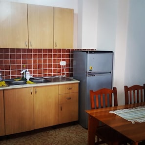 Frigorifero, microonde, forno, pentole/stoviglie/utensili