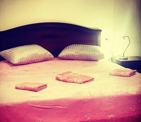 Una cassaforte in camera, tende oscuranti, ferro/asse da stiro