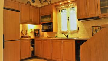 Villa | Private kitchen | Full-size fridge, microwave, oven, stovetop