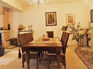 Villa | In-room dining - Villa Superior Kinethi (Kalavrita)