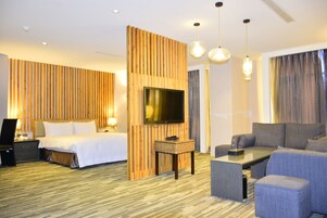 Deluxe Suite, 1 Queen Bed, Non Smoking | Desk, blackout drapes, free WiFi, bed sheets