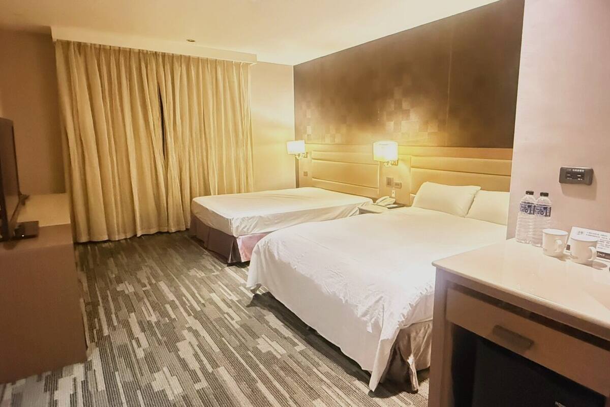 Kamar Double Standar, Bebas Asap Rokok | Meja kerja, tirai kedap cahaya, Wi-Fi gratis, dan seprai linen