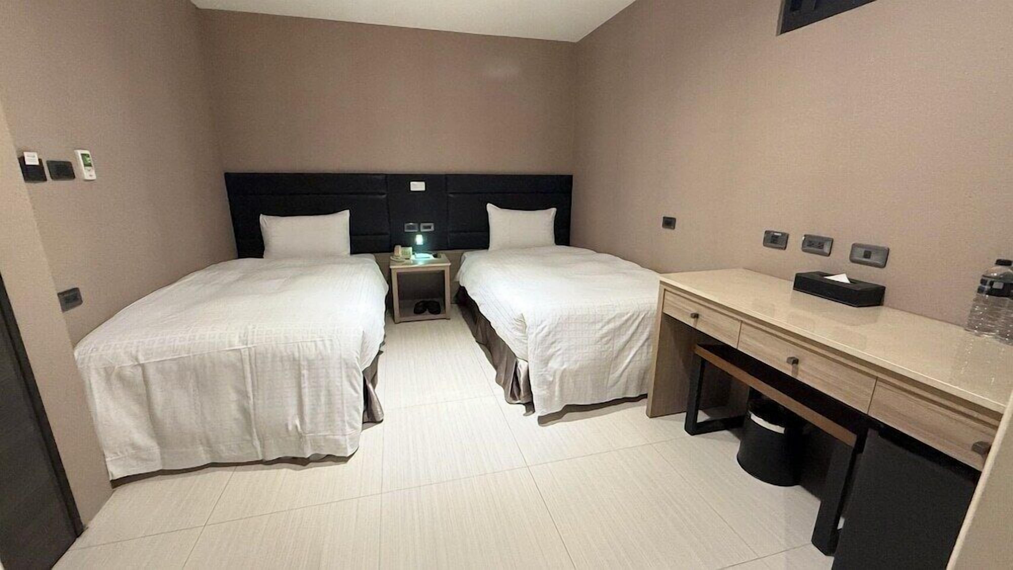 Escritorio, cortinas blackout, wifi gratis y ropa de cama 