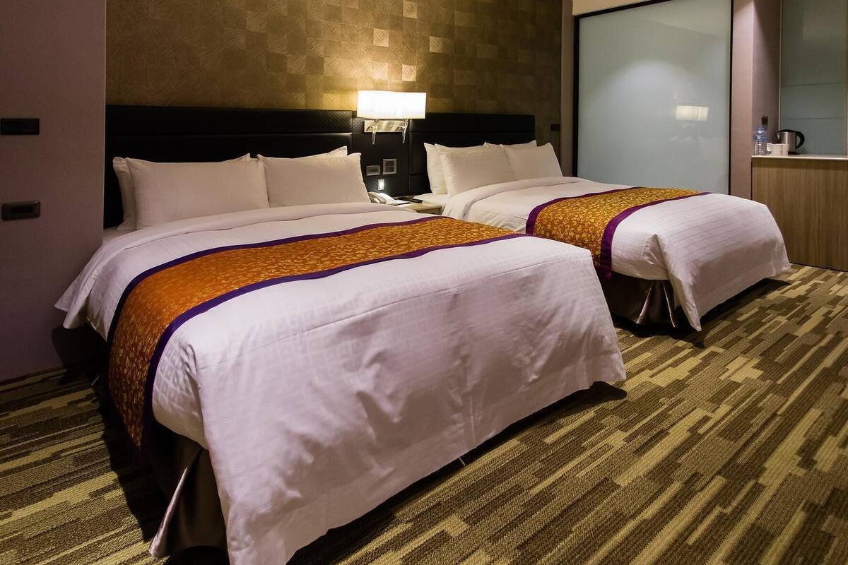 Kamar Triple Basic | Meja kerja, tirai kedap cahaya, Wi-Fi gratis, dan seprai linen