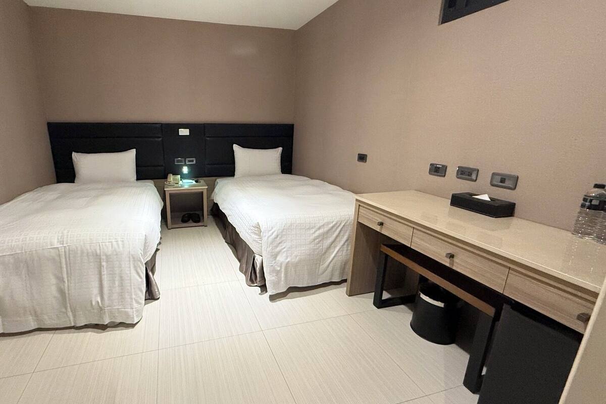 Kamar Double Basic, Bebas Asap Rokok (Small Twin Room) | Meja kerja, tirai kedap cahaya, Wi-Fi gratis, dan seprai linen