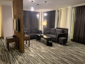 Deluxe Suite, 1 Queen Bed, Non Smoking