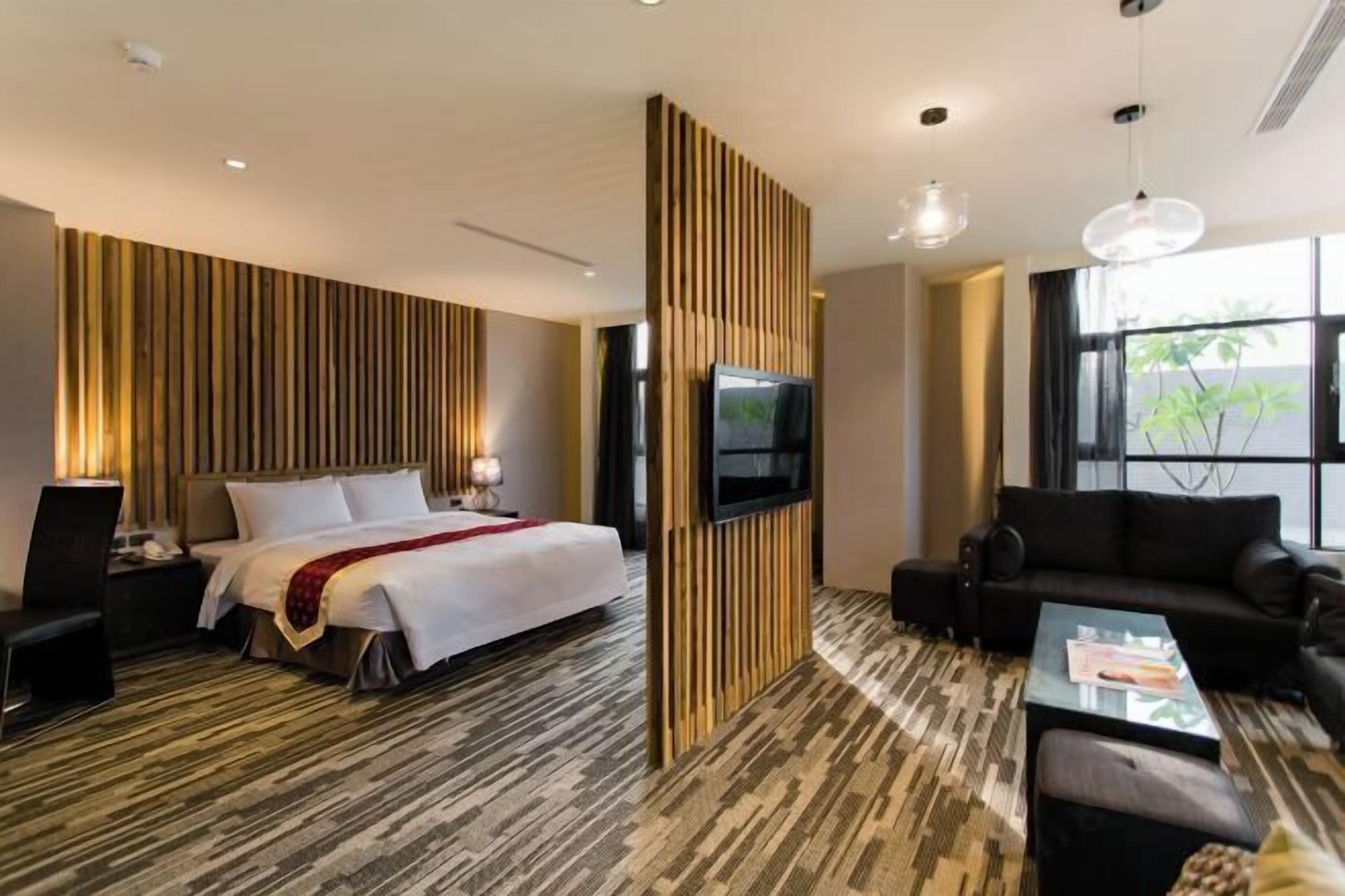 办公桌、遮光窗帘、免费 WiFi、床单