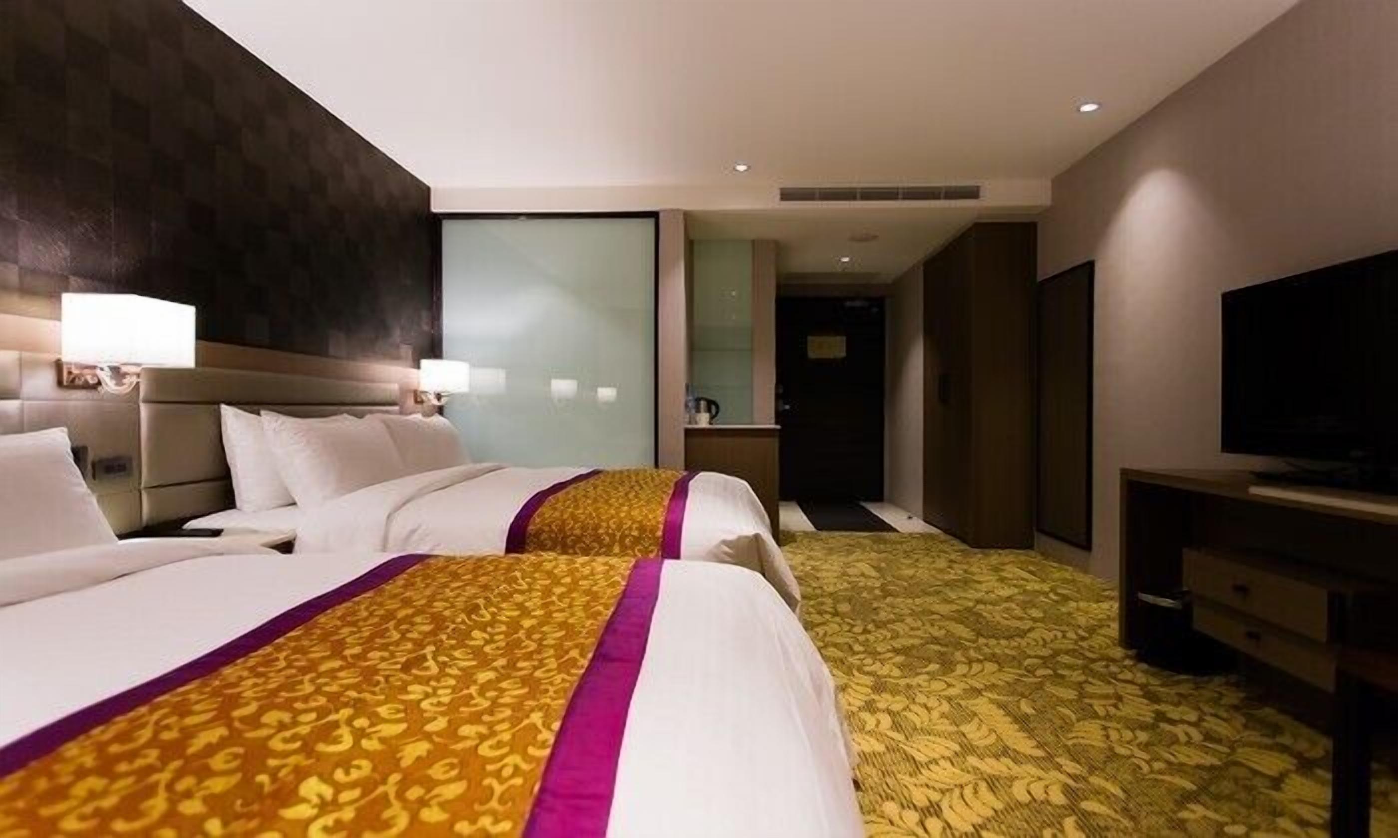 办公桌、遮光窗帘、免费 WiFi、床单