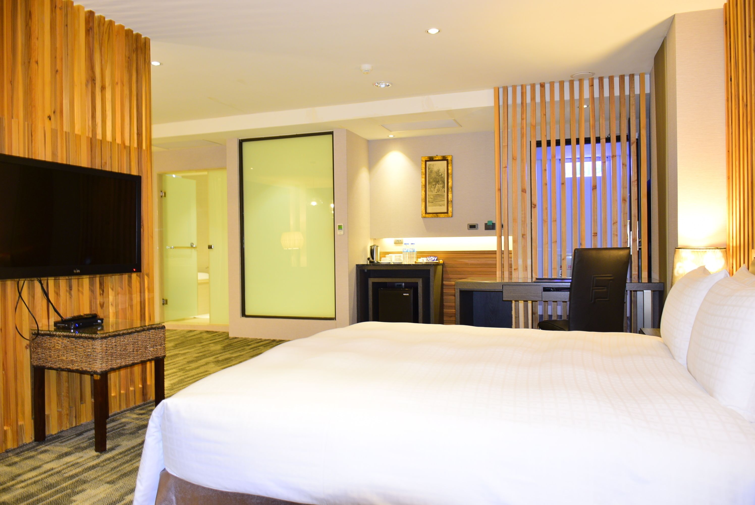 deluxe suite, 1 queen bed, non smoking | desk, blackout curtains, free wifi, bed sheets