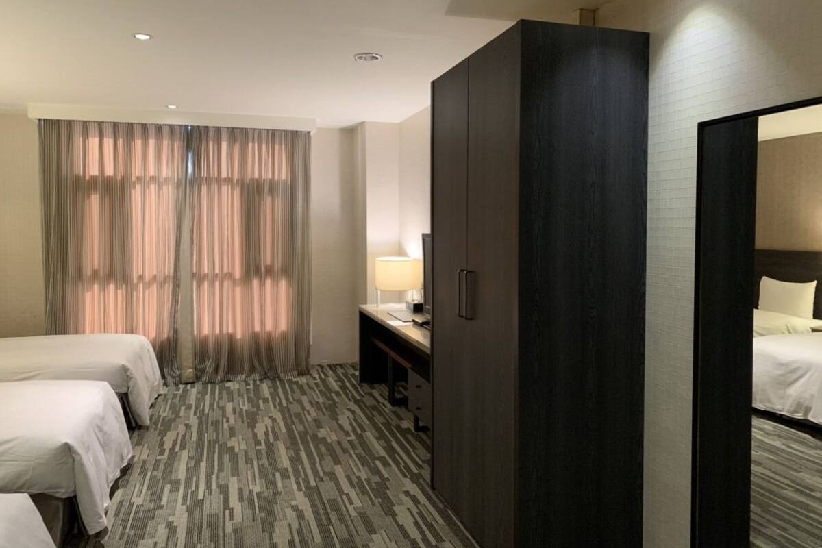 Kamar Quadruple Standar, Bebas Asap Rokok | Meja kerja, tirai kedap cahaya, Wi-Fi gratis, dan seprai linen