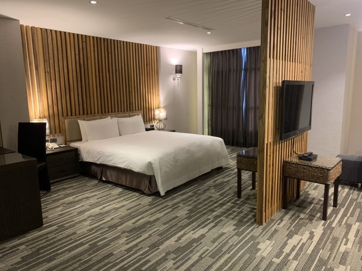 deluxe suite, 1 queen bed, non smoking | desk, blackout curtains, free wifi, bed sheets