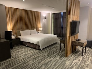 Suite Deluxe, 1 cama Queen size, para no fumadores | Escritorio, cortinas blackout, wifi gratis y ropa de cama