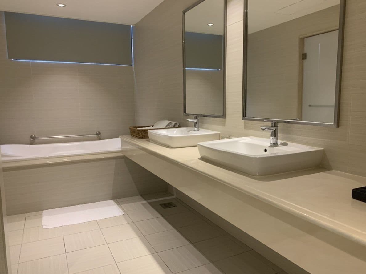 deluxe suite, 1 queen bed, non smoking | desk, blackout curtains, free wifi, bed sheets