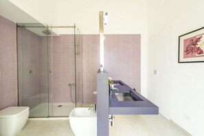 Dusche, Haartrockner, Bidet, Handtücher
