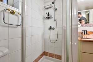 Appartement, 1 chambre | Douche de la salle de bain