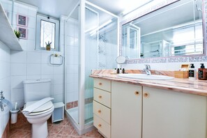 Apartment, 1 Bedroom | Bathroom | Shower, free toiletries, towels