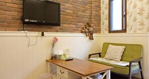 Standard-Dreibettzimmer (Vanilla Green) | Wohnbereich | Plasmafernseher