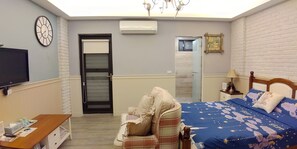 Doppia Standard (Sky Blue) | Una scrivania, tende oscuranti, insonorizzazione