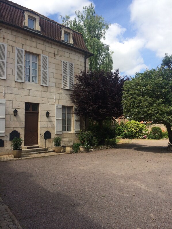 Front of property - Hôtel des Cymaises (Semur-en-Auxois)