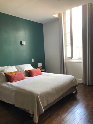 Individually decorated, individually furnished, desk, iron/ironing board - Hôtel des Cymaises (Semur-en-Auxois)