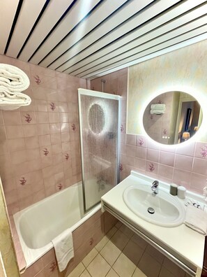Tweepersoonskamer, bad | Badkamer | Gratis toiletartikelen, een haardroger, handdoeken