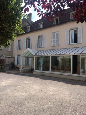 Front of property - Hôtel des Cymaises (Semur-en-Auxois)