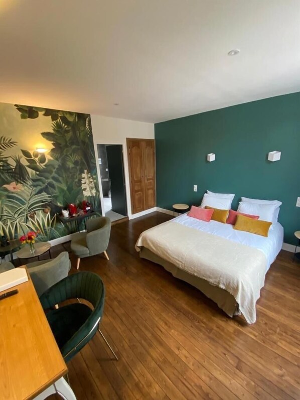 Decoración personalizada, muebles diferentes y escritorio 