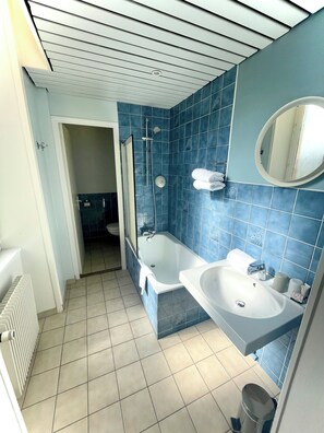 Twin Room, Private Bathroom | Bathroom