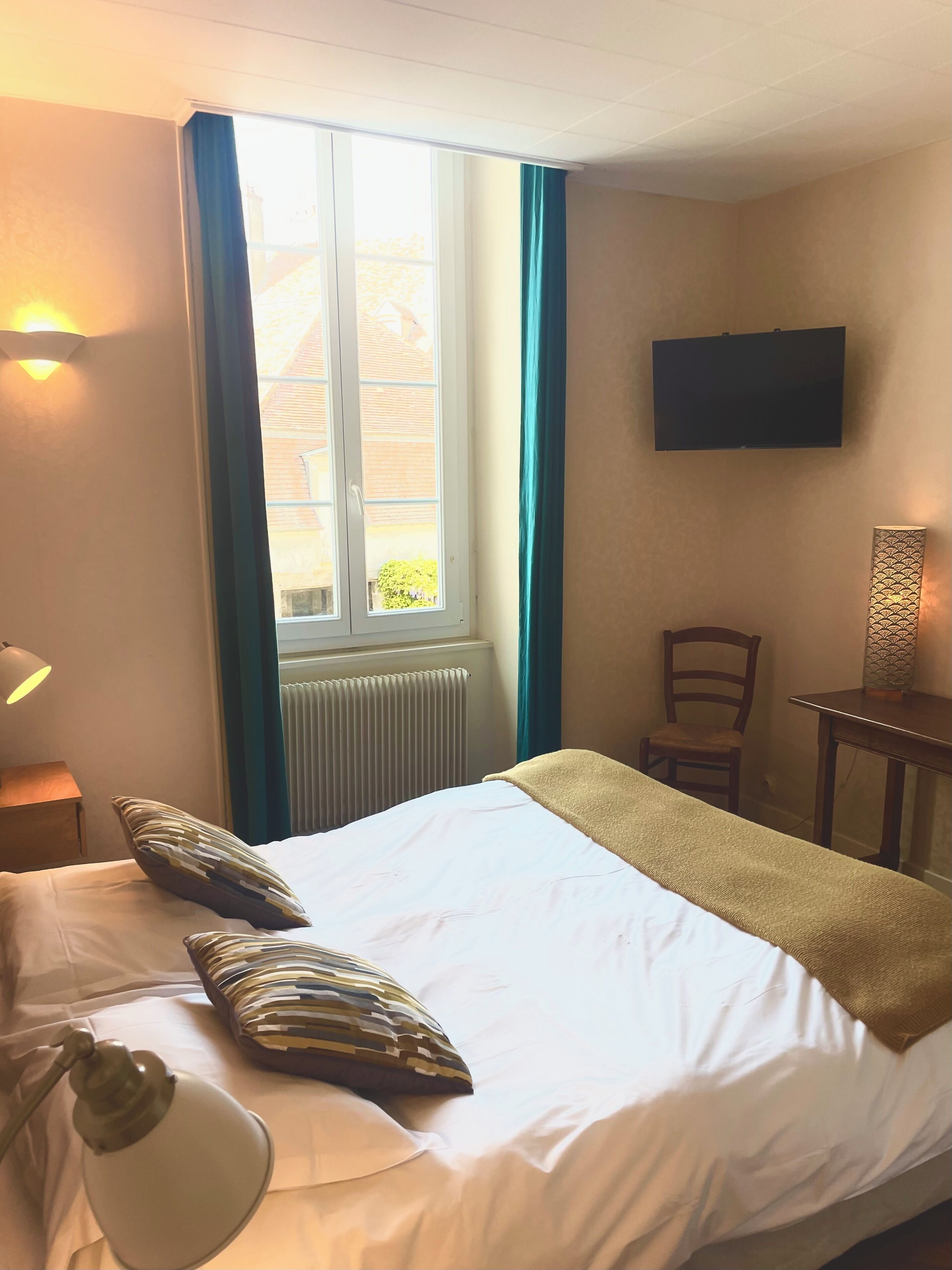 Habitación doble, tina | Decoración personalizada, muebles diferentes y escritorio 